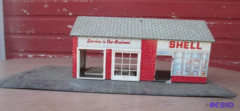 lot 41 image: Vintage metal Shell Station. Missing a bay do...