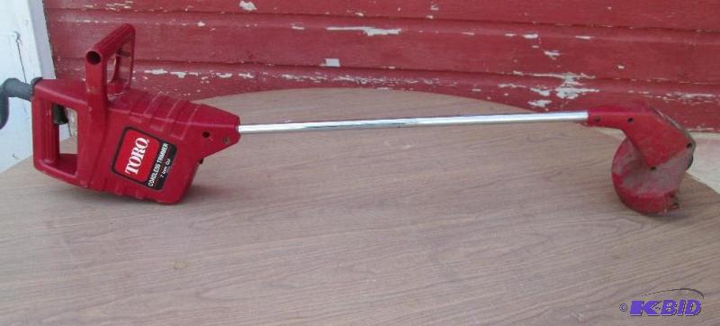 lot 45 image: Toro rechargable 7" weed trimmer. No cha...