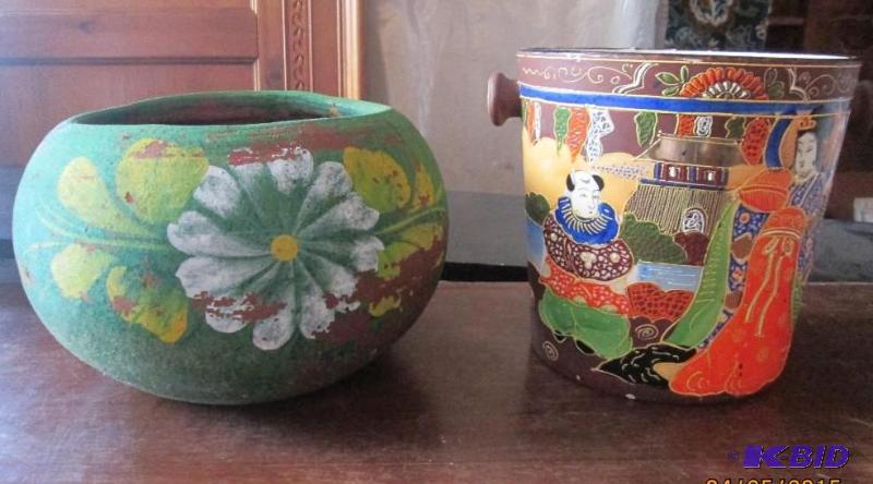 lot 53 image: Pair of nice flower pots....