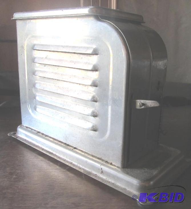 lot 58 image: Vintage Toastmaster automatic toaster in grea...
