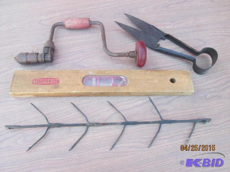 lot 62 image: Small lot of mid century hand tools...