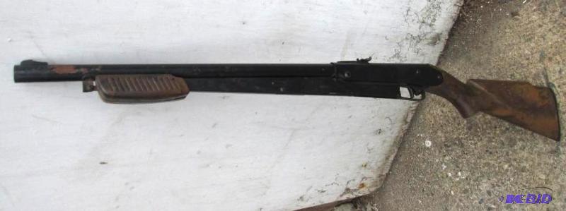 lot 99 image: Daisy pump action BB gun...