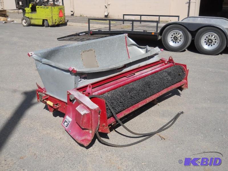Toro Topdresser 1800. Hydraulic. Landscaping Equipment.