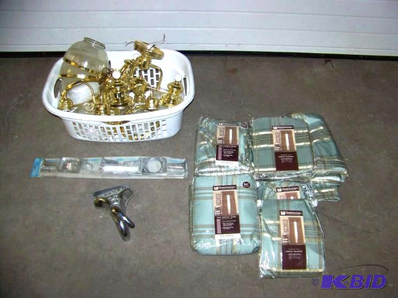 lot 30 image: (2) Hanging Light Fixtures, Bathroom Accessories and various Curtains and Valances