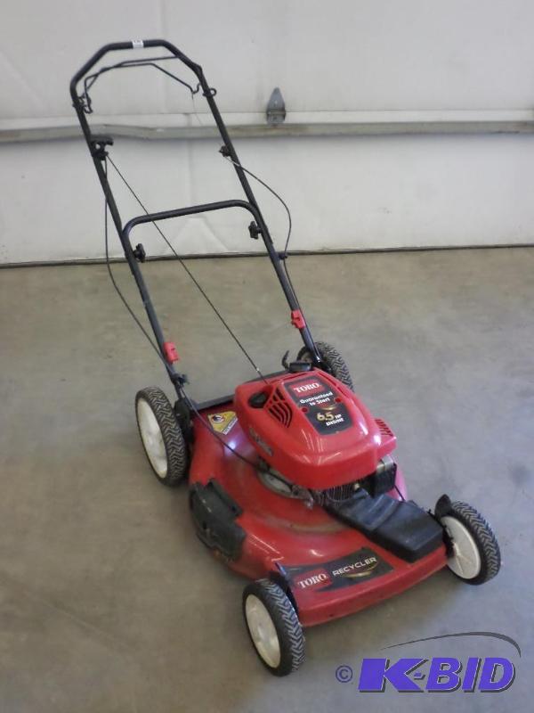 lot 12 image: Toro Recycler 6.5HP Self-Propelled 21" L...