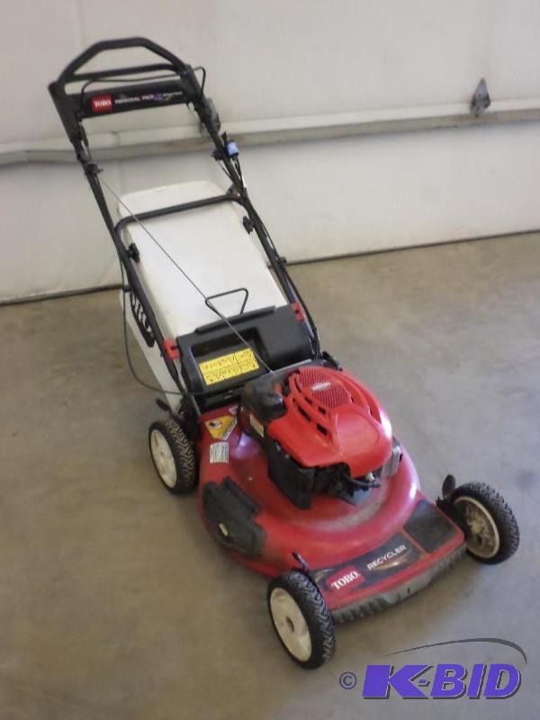 lot 16 image: Toro Recycler Self-Propelled 21" Mower W...