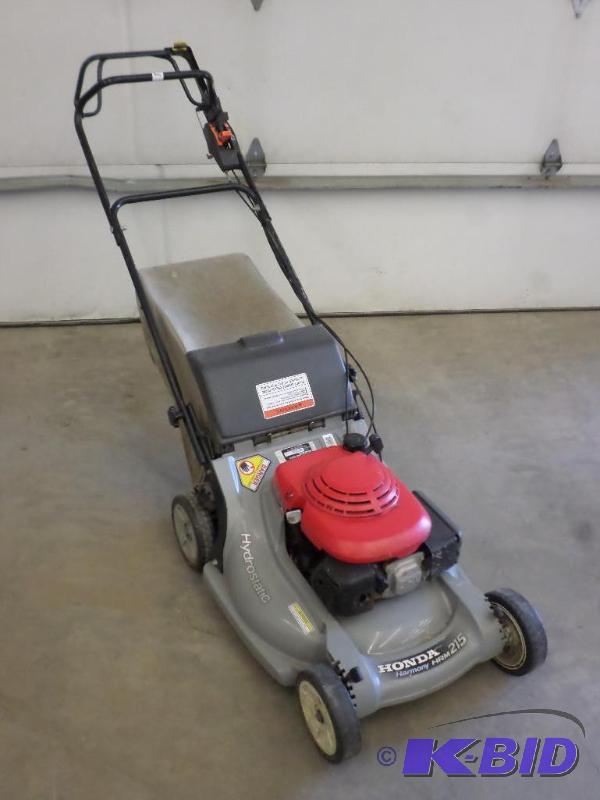 lot 17 image: Honda Harmony HRM-215 21" Mower With Bag...