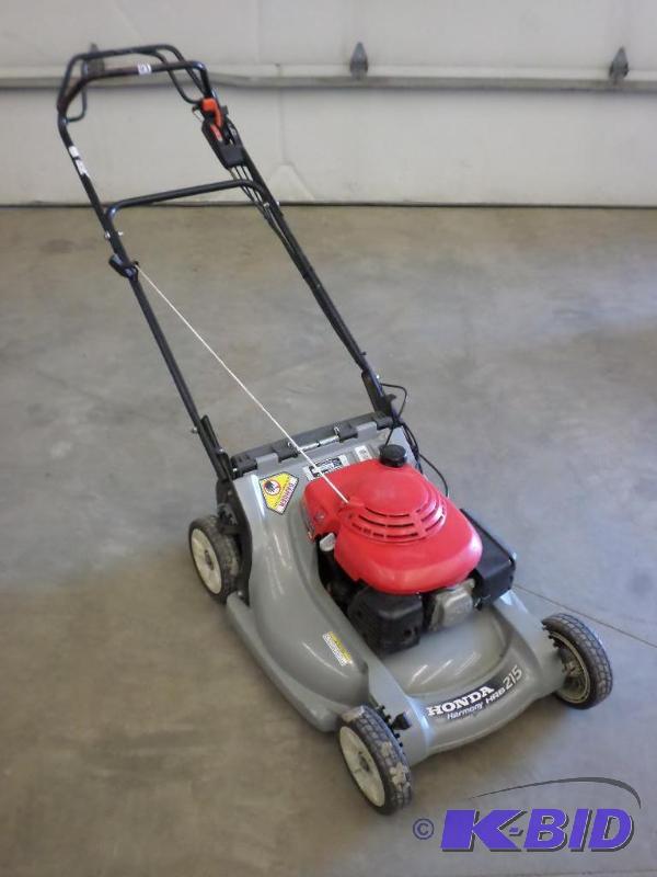 lot 9 image: Honda Harmony HRB-215 3-Speed 21" Lawn M...