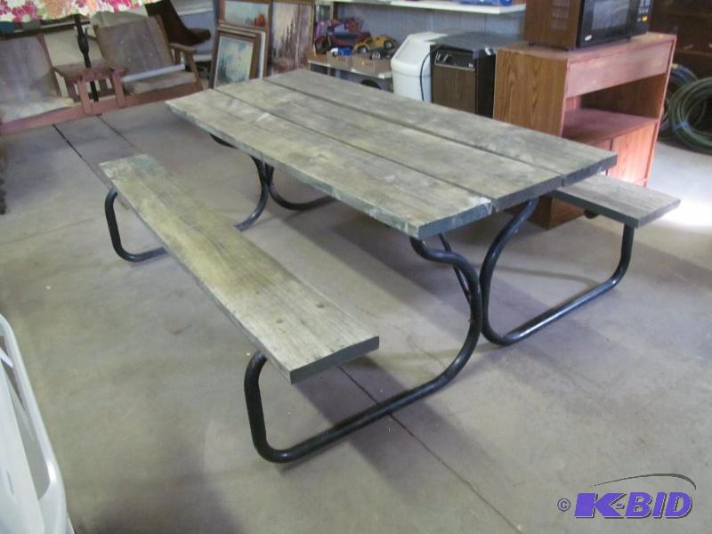 Picnic table
