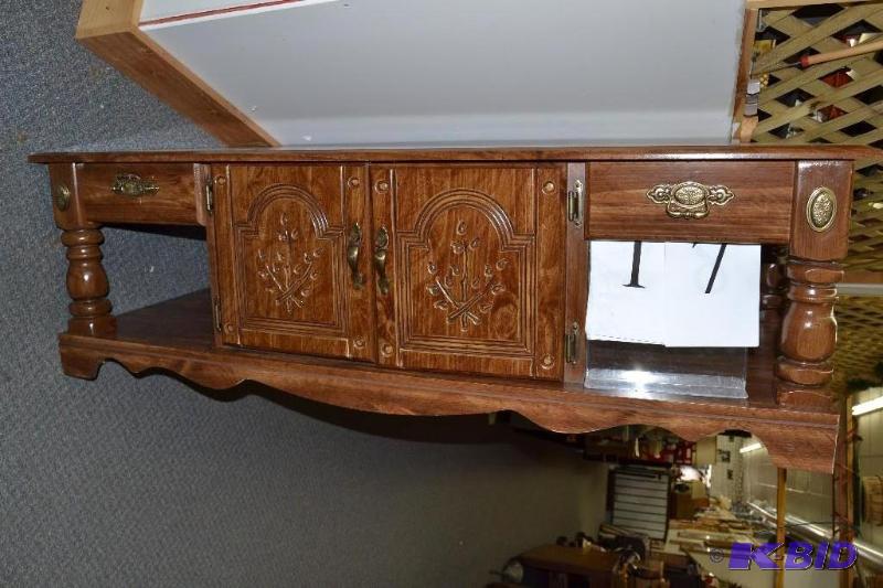 lot 17 image: coffee table