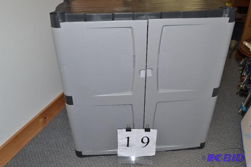 lot 19 image: Rubbermaid storage container