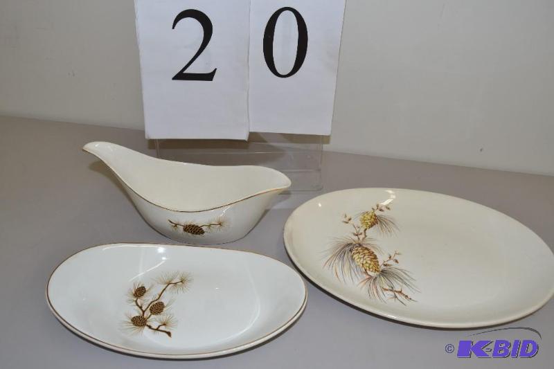 lot 20 image: Gravy boat, two plates
