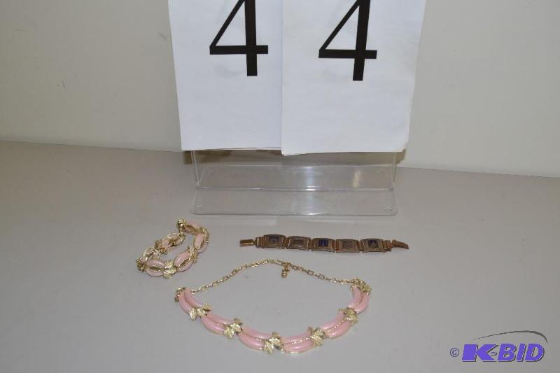 lot 44 image: Vintage jewelry