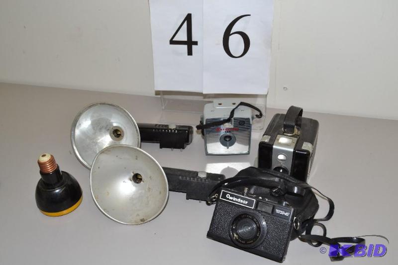lot 46 image: Vintage cameras and equipment
