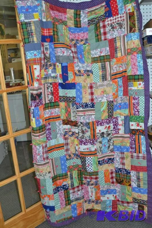 lot 51 image: Handmade quilt