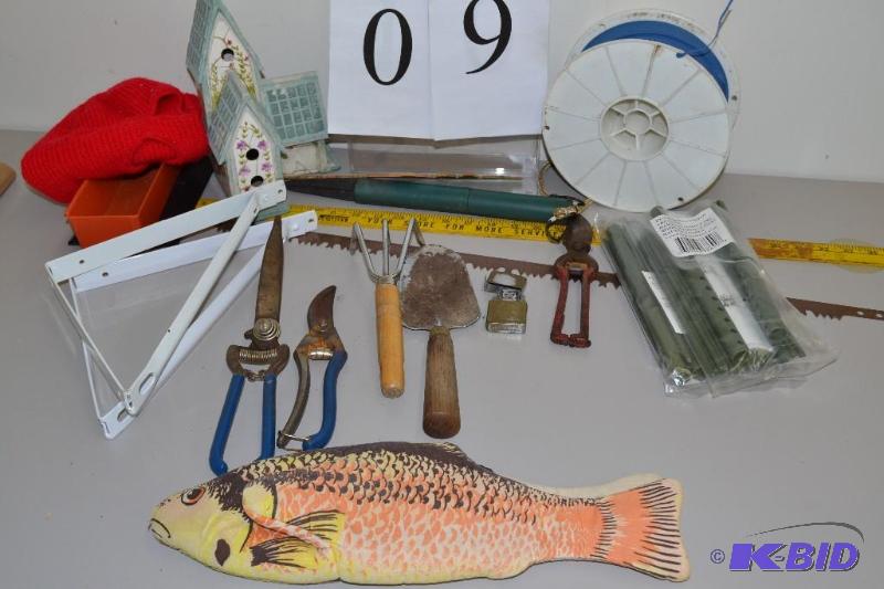 lot 9 image: Misc. garage items