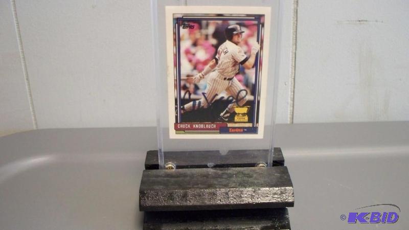 lot 9 image: 1992 Topps Card #23 Chuck Knoblauch signed ca...