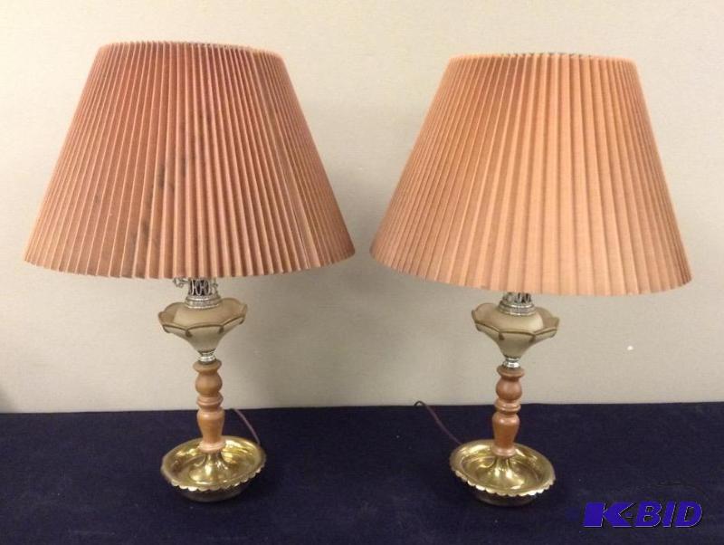 lot 22 image: Lot of two vintage lamps