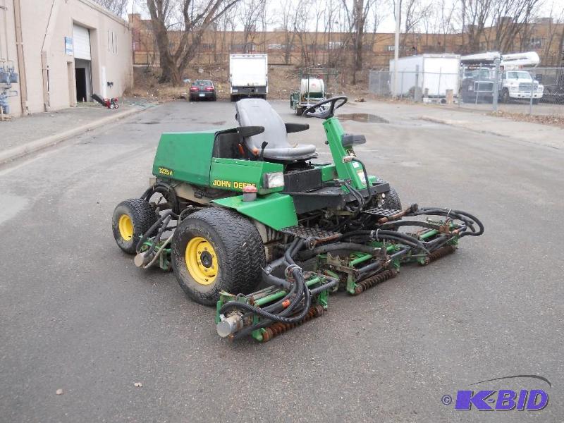 lot 4 image: John Deere 3235A Commercial Reel Lawn Mower