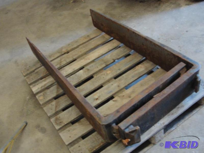 lot 9 image: Pallet Forks