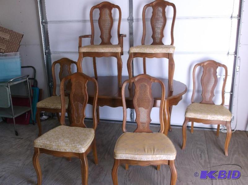 Beautiful vintage Basset dinning room table m...