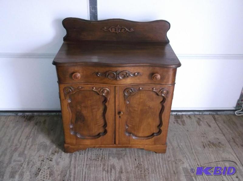 Beautiful antique oak wash stand measuring 30...