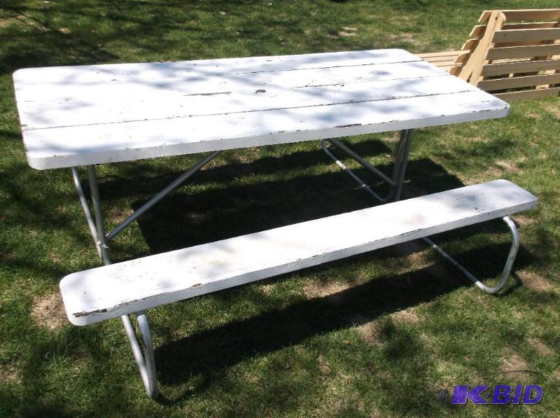 Nice picnic table in good solid condition mea...
