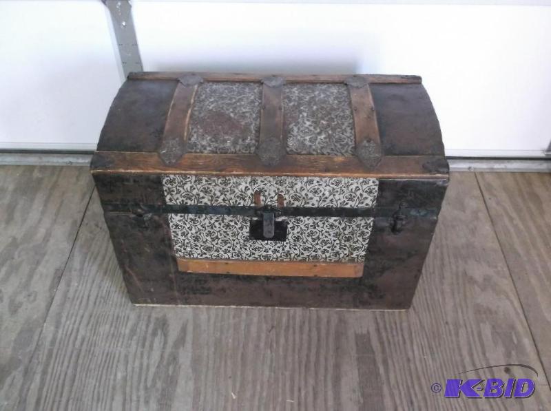 Beautiful antique trunk measuring 28&quot L ...