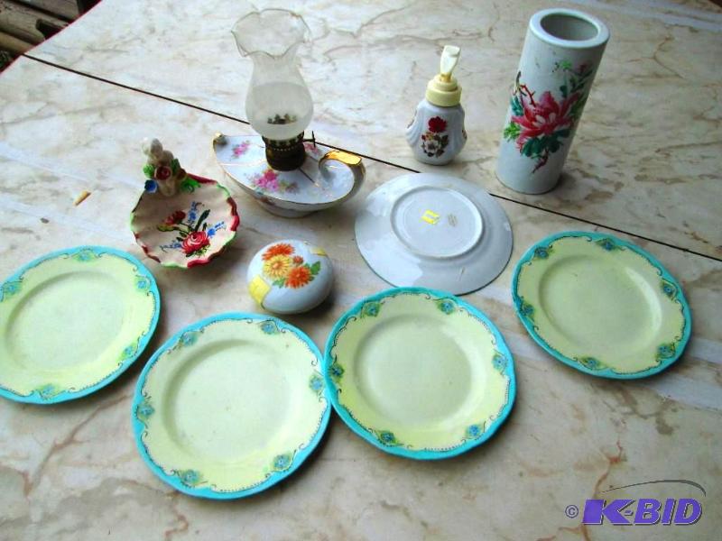 lot 141 image: Lot of assorted decorative glassware...
