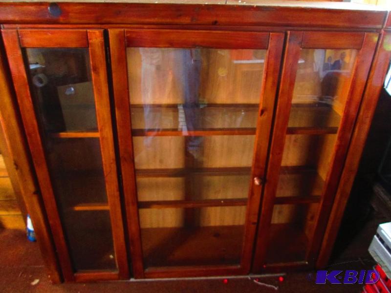 lot 144 image: Wood display hutch with 3 glass shelving sect...