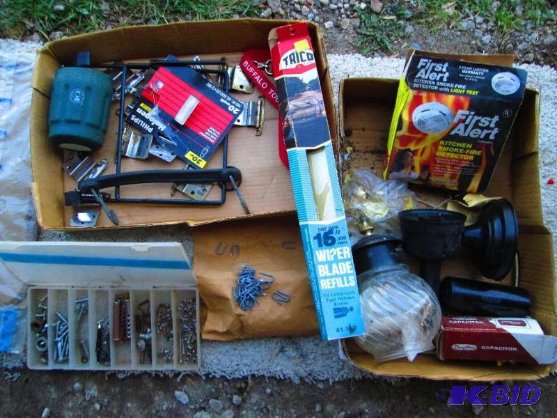lot 23 image: Lot of assorted hardware and garage items, se...