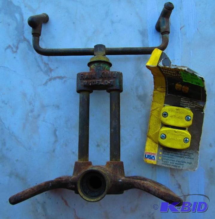 lot 32 image: Vintage Rain King Model D-1 sptinkler with ho...