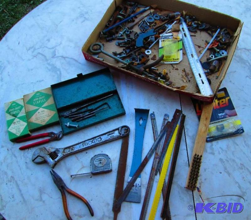lot 40 image: Lot of assorted tools saw blades, hardware an...