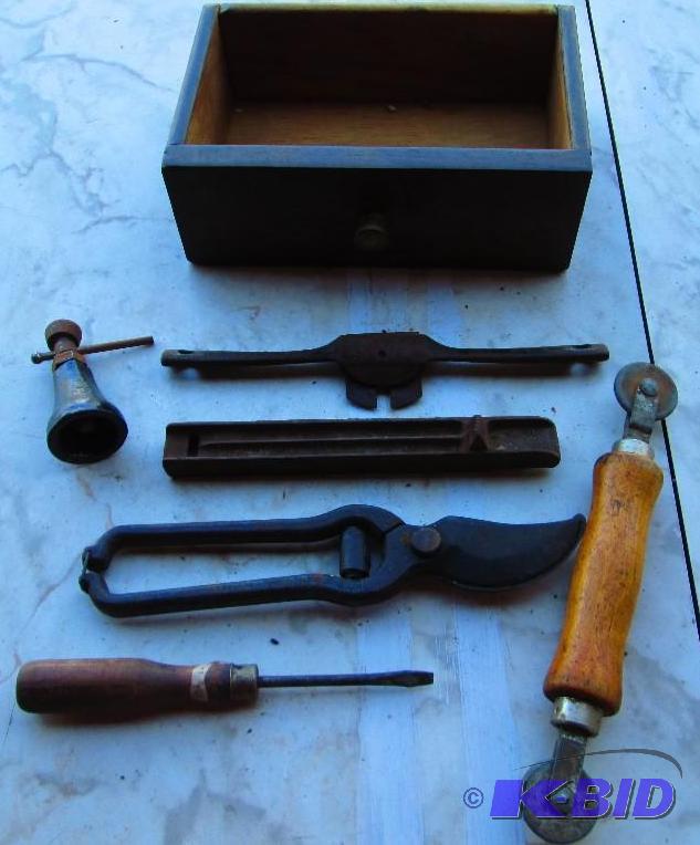 lot 47 image: Lot of assorted vintage tools in a small wood...