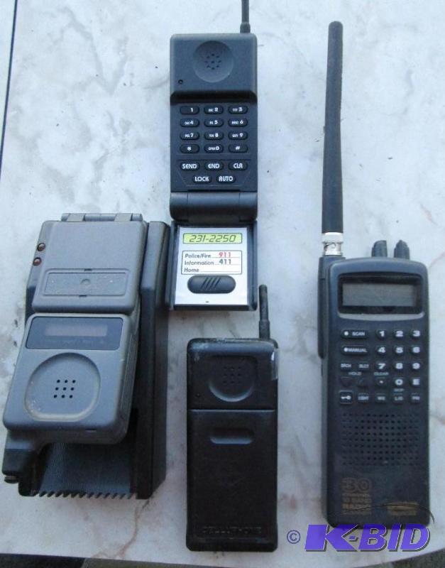 lot 59 image: Lot of vintage cell phones and a Uniden 30 ch...