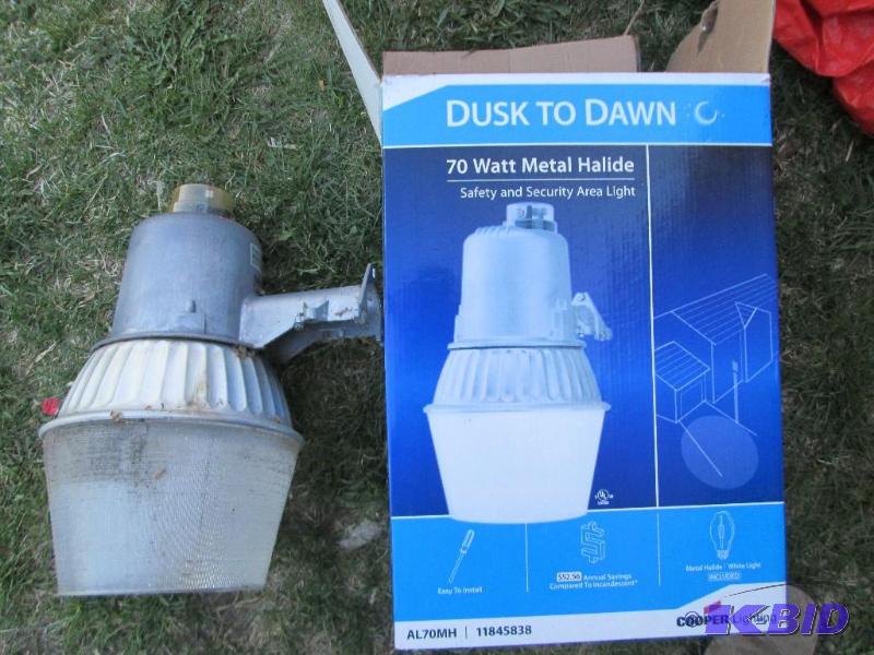 lot 86 image: Used dusk to dawn security light,...