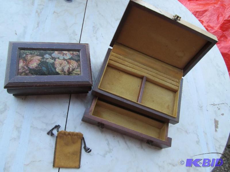 lot 92 image: Pair of vintage jewelry boxes...