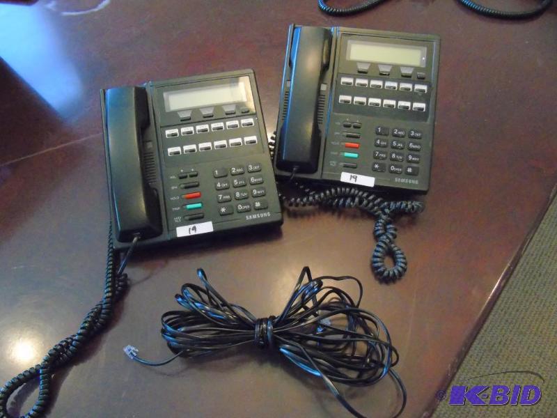 lot 19 image: Lot of 2 Samsung Phones - LCD 12B keyset DCS