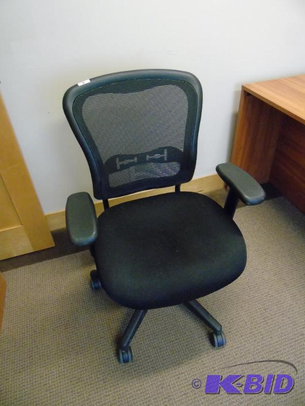 lot 2 image: Black office chair