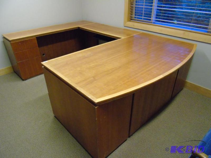 lot 28 image: Oak Executive U Shape Desk