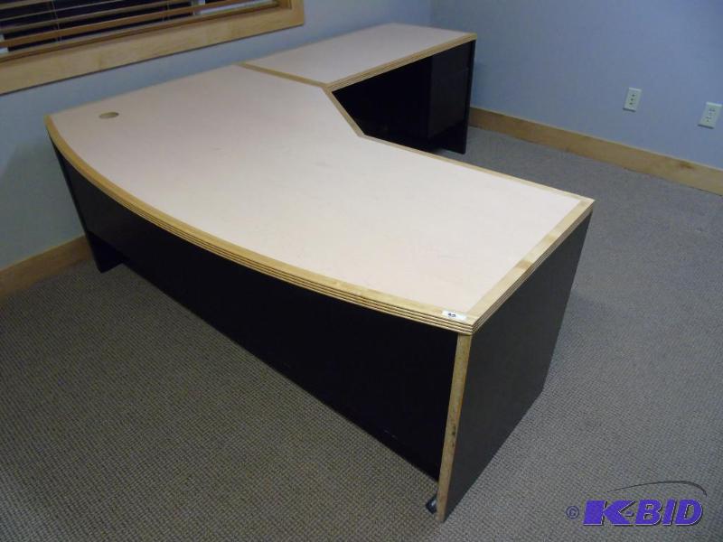 lot 32 image: Corner Desk - Maple & Black