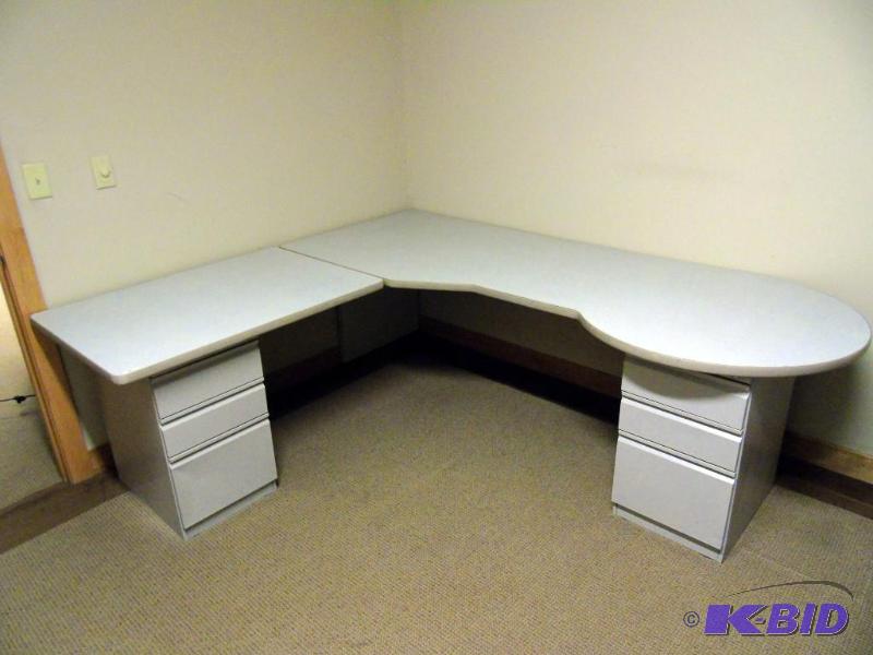 lot 35 image: Desk wReturn