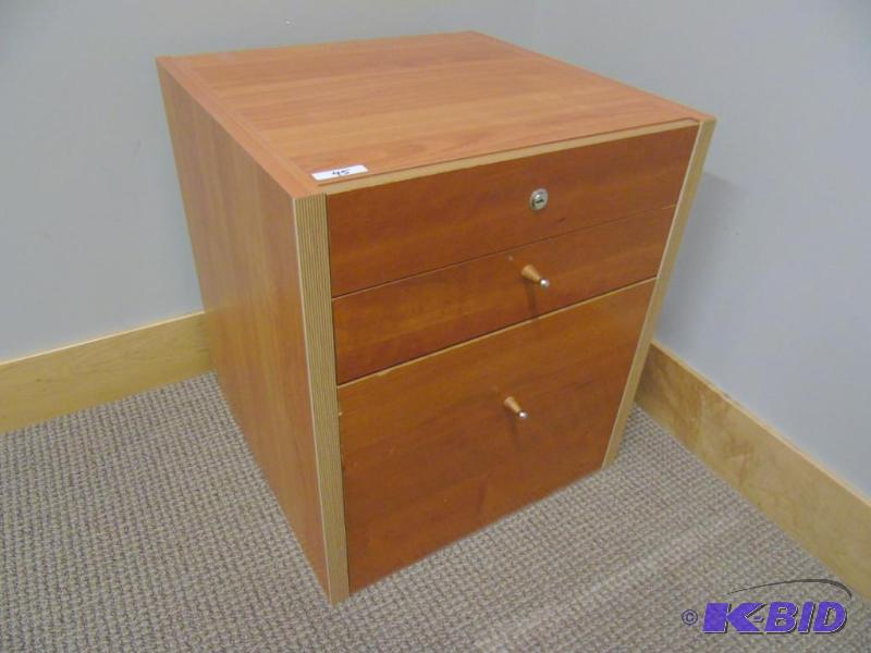 lot 45 image: Honey Maple 3 Drawer Cabinet