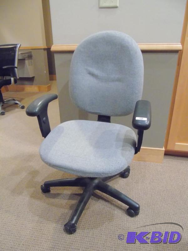 lot 48 image: Gray Desk Chair