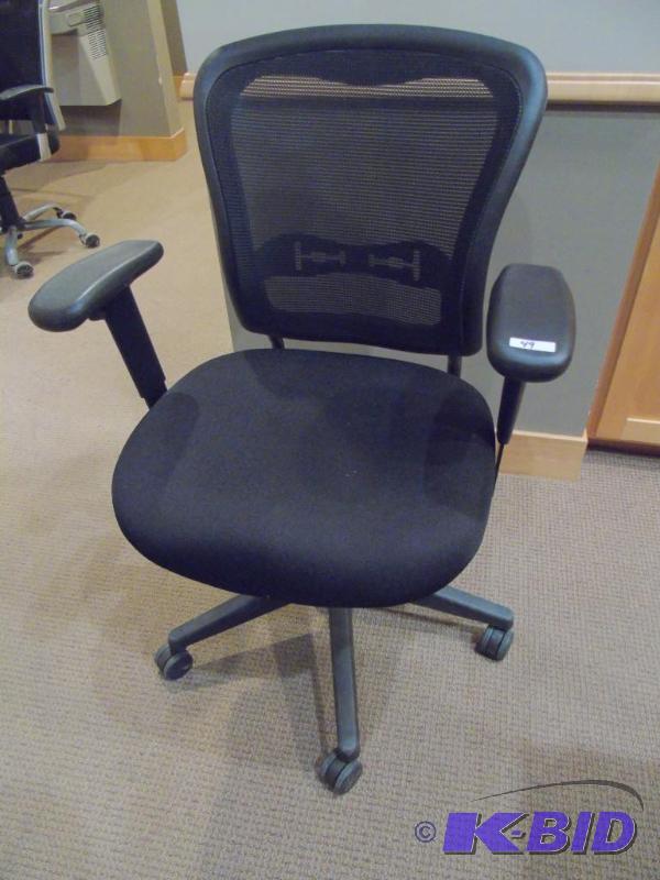 lot 49 image: Black office chair