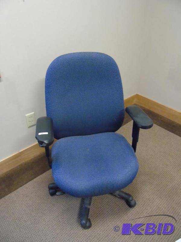 lot 6 image: Blue office chair