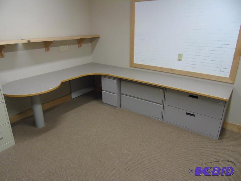 lot 9 image: L-shaped desk