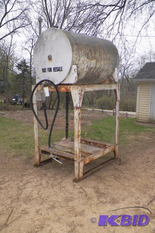 lot 106 image: 300 Gallon Gas tank - Had gas in it- Buyer is responsible for ALL loading and strapping down.