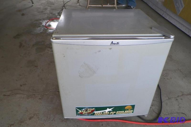 lot 157 image: Dorm Sized Fridge