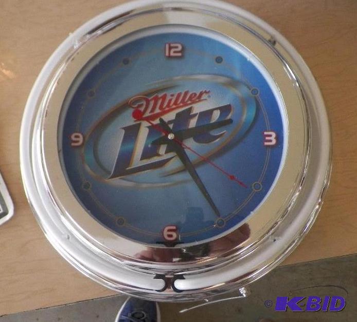 lot 163 image: Bud Light Neon Clock - Clock works Could not get neon to light